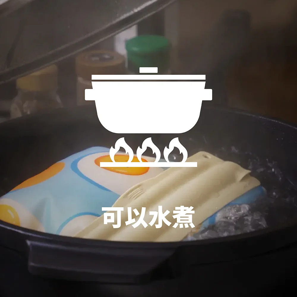 真饗真空矽膠袋可水煮示意圖，鍋中沸水加熱，展現耐高溫封裝特性